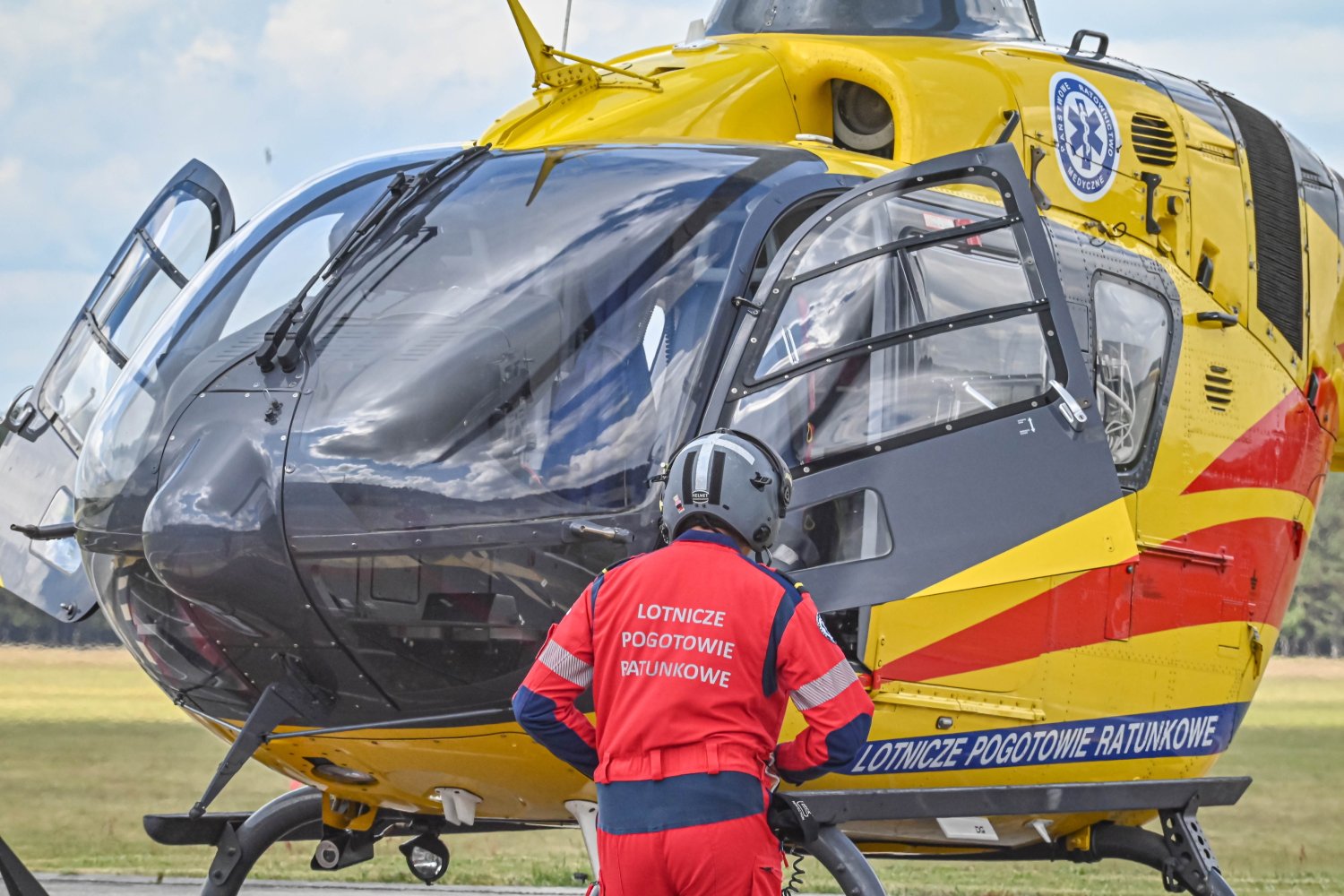 Dramatyczny incydent w Prudniku. 15-miesięczne dziecko wypadło z okna