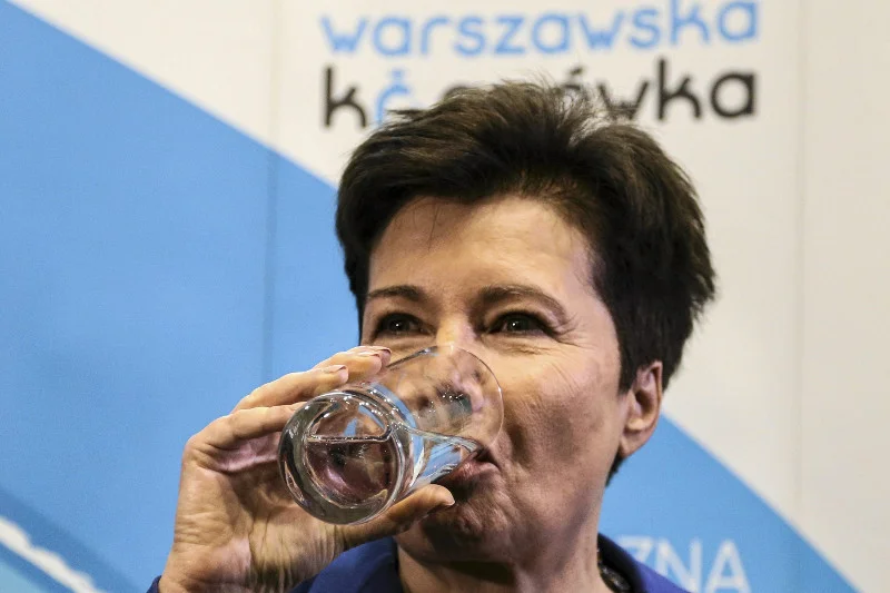 Przed rokiem w stolicy prezydent Hanna Gronkiewicz Waltz wzięła udział w otwarciu instalacji ozonowania pośredniego i filtrów węglowych w stacji uzdatniania wody "Praga" zachęcając warszawiaków do picia kranówki