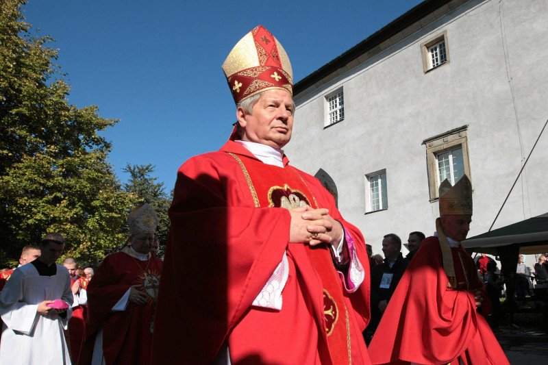 Temat finansowania lekcji religii w szkołach wciąż nie ucichł. Biskup radomski Henryk Tomasik zabrał głos w sprawie.