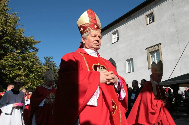 Temat finansowania lekcji religii w szkołach wciąż nie ucichł. Biskup radomski Henryk Tomasik zabrał głos w sprawie.