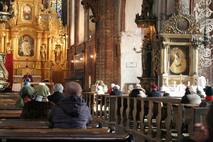 Na Wielkanoc w kościołach znowu będzie pełno ludzi.