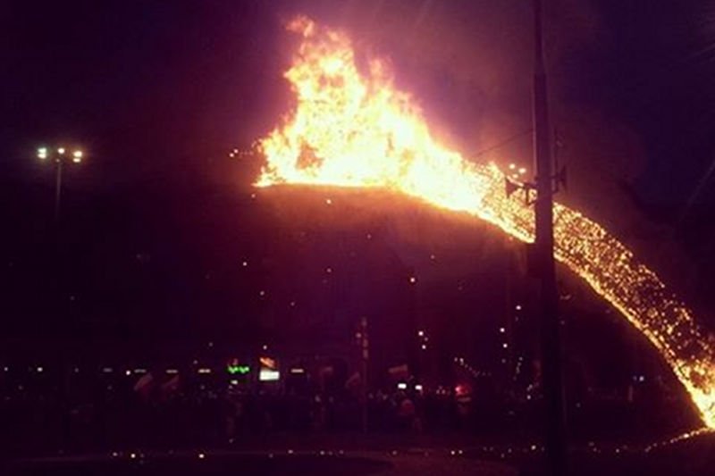 Regularna bitwa podczas Marszu Niepodległości. Spłonęła tęcza na Placu Zbawiciela