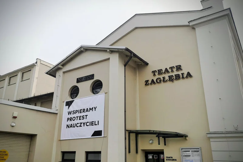 Artyści wspierają protestujących nauczycieli.