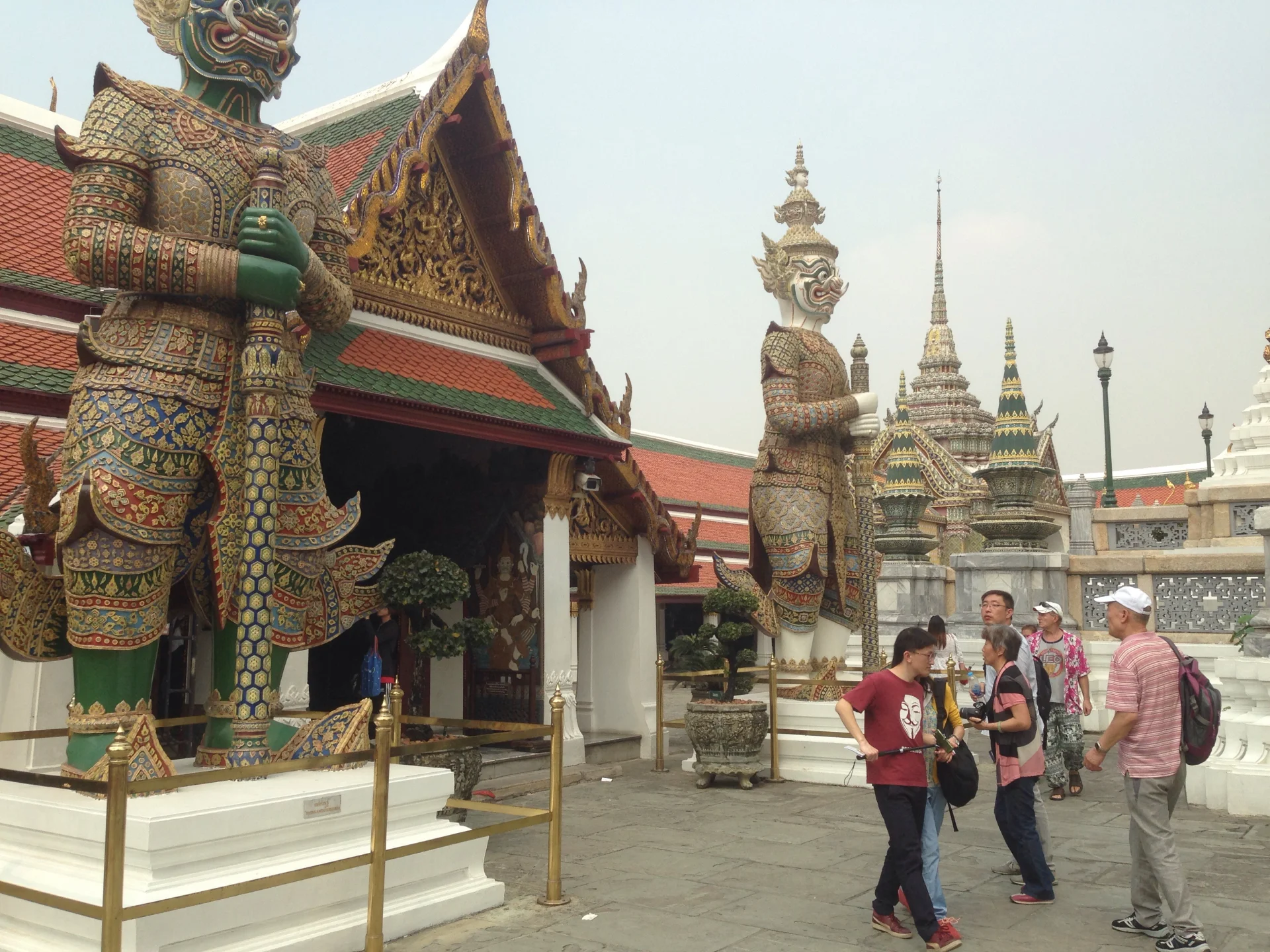 Posągi mitycznych strażników chroniących  Królewski Panteon. Wat Phra Kaeo , Bangkok/Tajlandia
