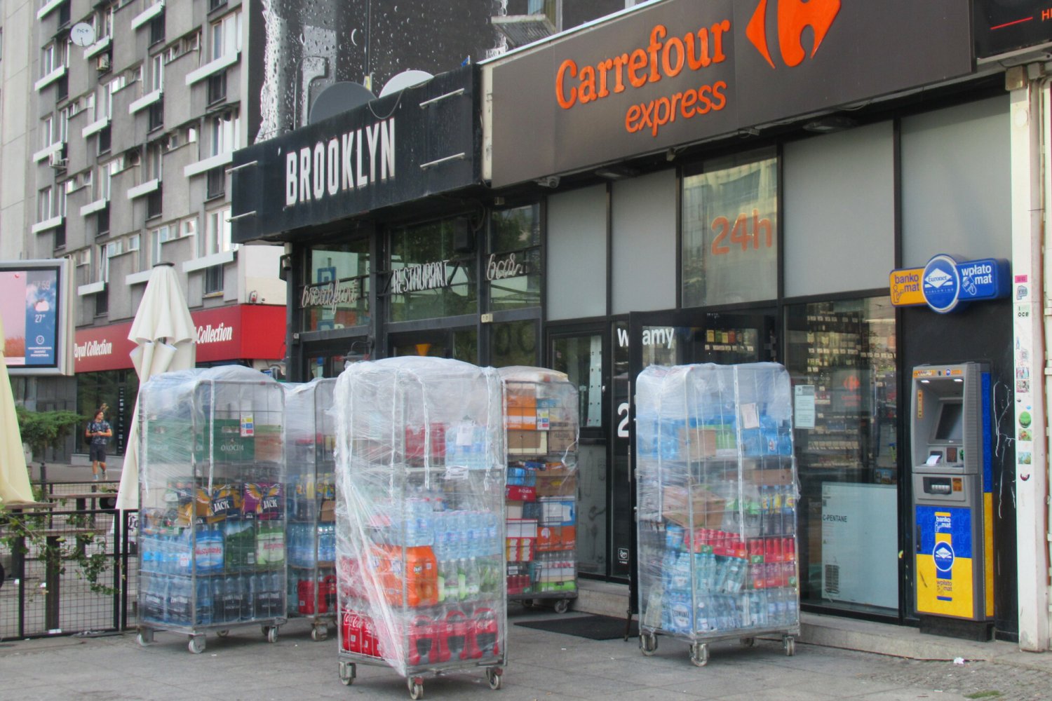 Grupowe zwolnienia w Carrefour Polska. Dlaczego sieć zwalnia tyle osób?