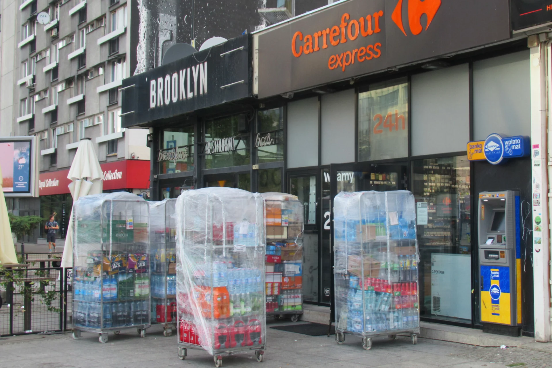 Nawet 340 pracowników może stracić pracę w Carrefourze. Skąd taka decyzja? Grupowe zwolnienia w Carrefour Polska. Dlaczego sieć zwalnia tyle osób?