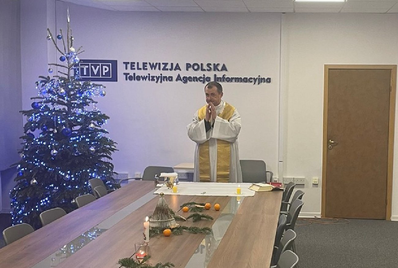 Ksiądz w siedzibie TVP. Tłumaczy, dlaczego spędził Wigilię z posłami PiS.