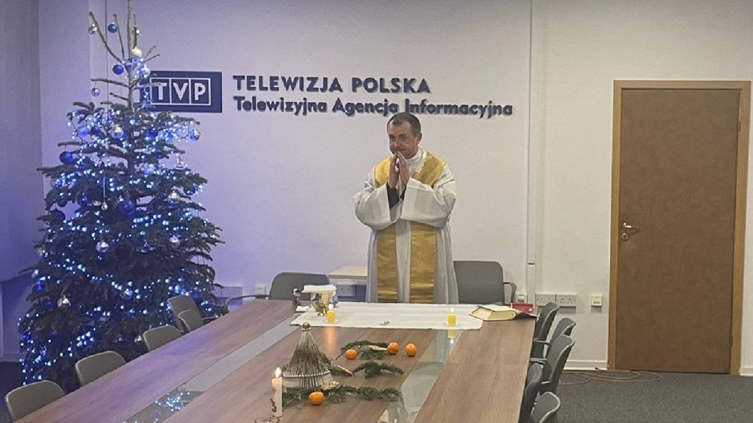 Ksiądz w siedzibie TVP. Tłumaczy, dlaczego spędził Wigilię z posłami PiS.