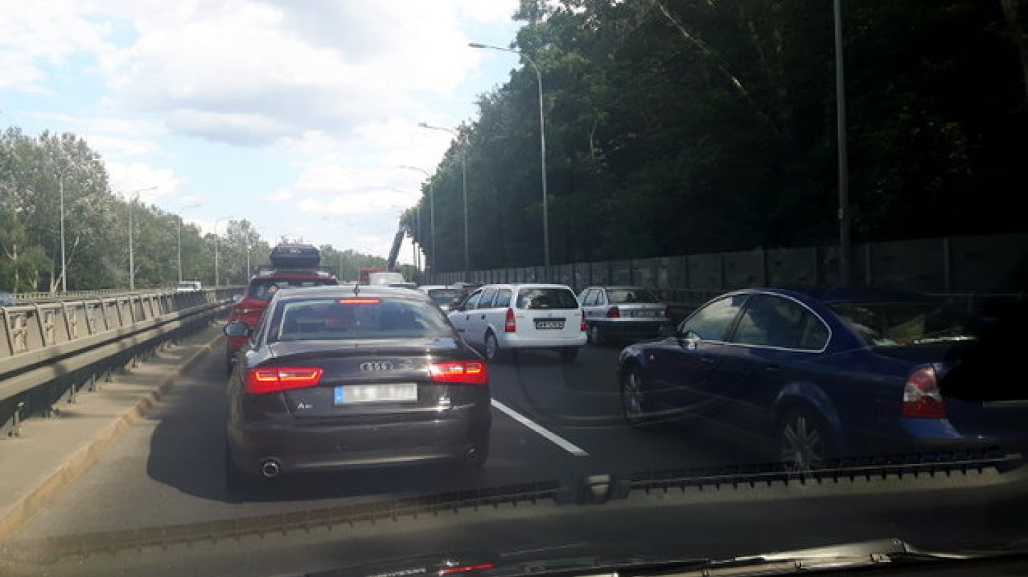 Niemowlę połknęło śrubkę, ojciec utknął w korku