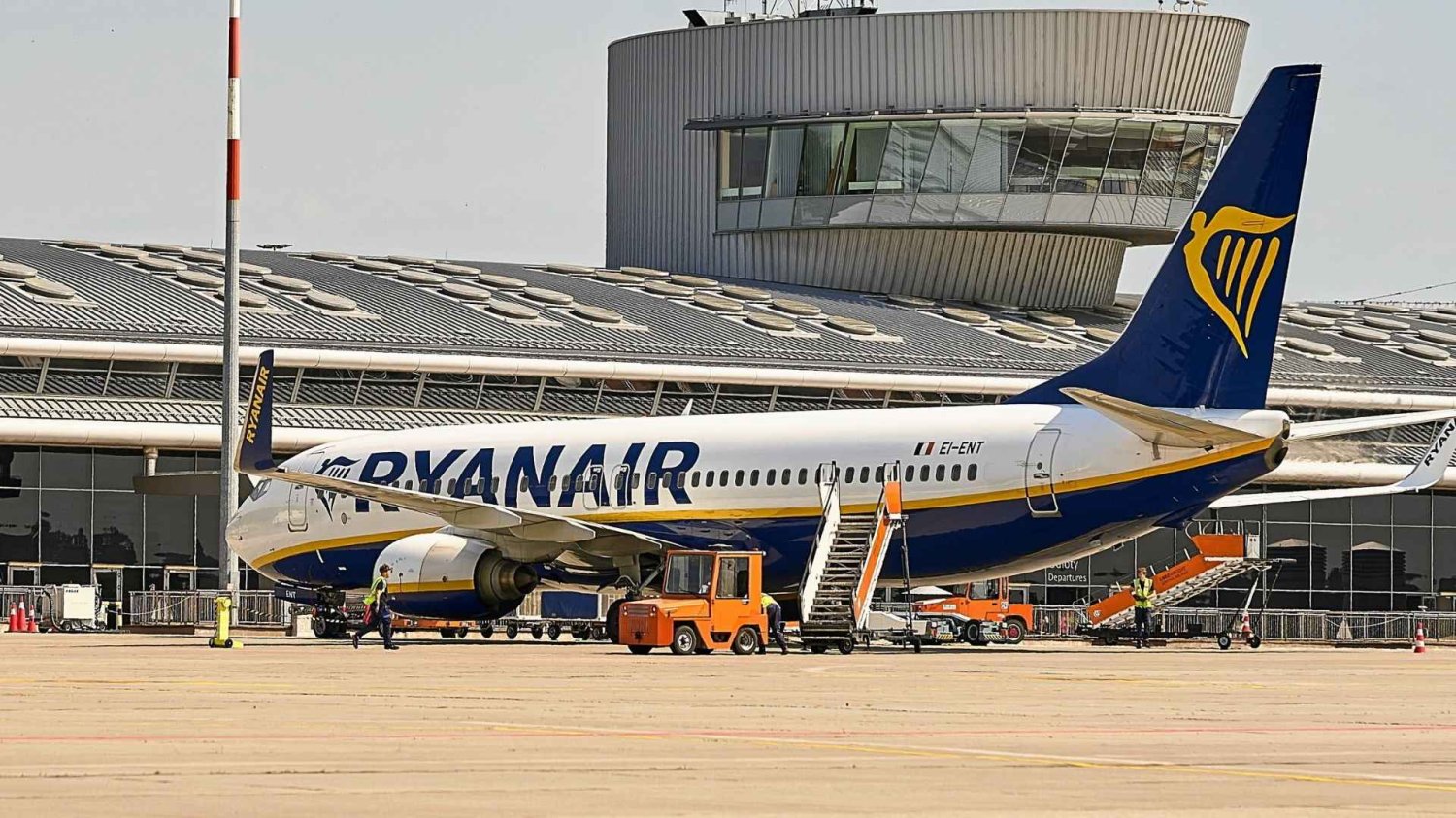 To koniec. Ryanair ogłasza cięcia i wycofuje się z tych europejskich lotnisk. Samolot Ryanair.
