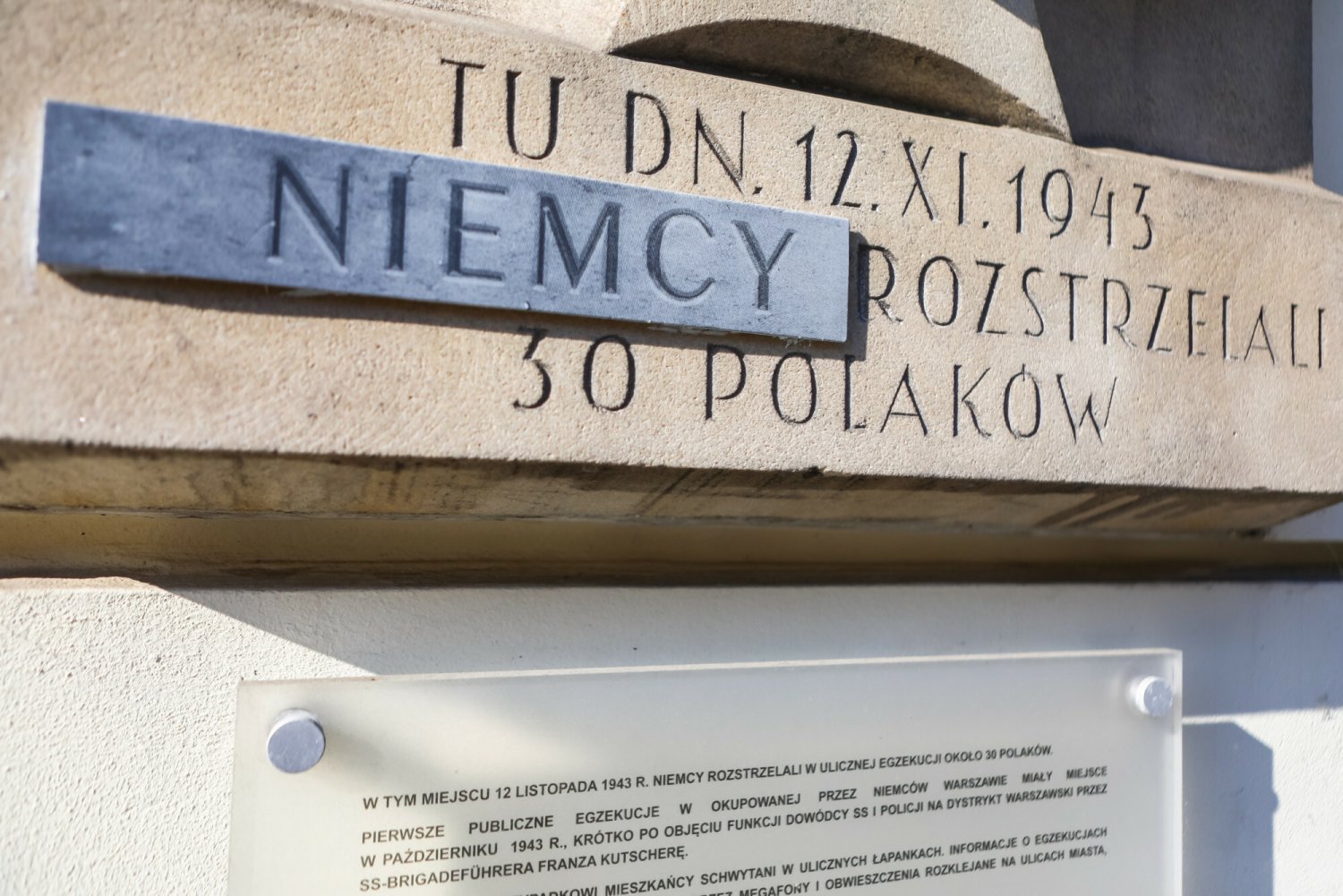 W Warszawie uszkodzono ponad 100 pamiątkowych tablic Tchorka.