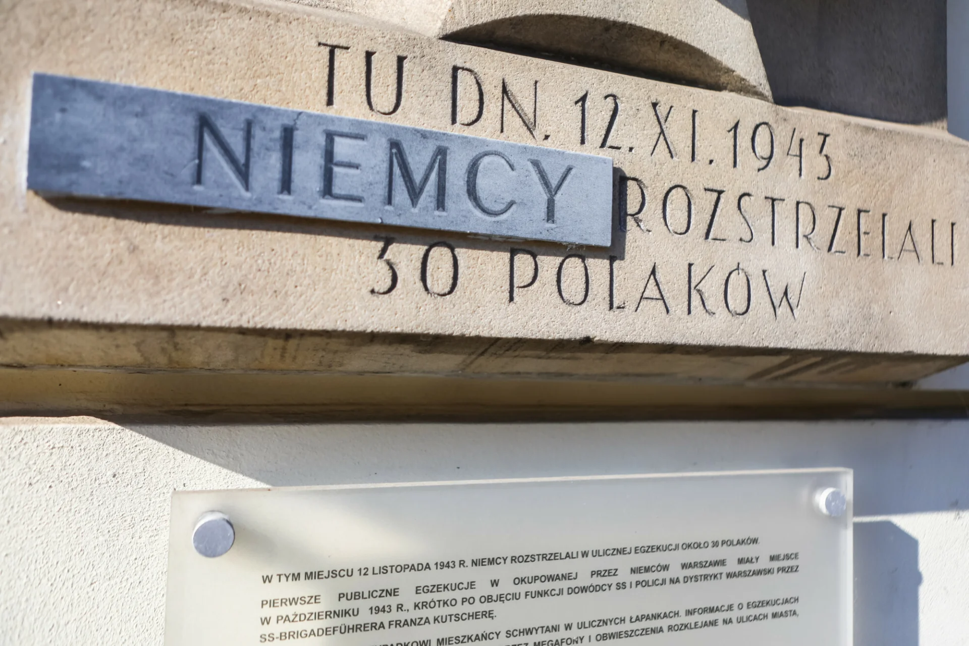 W Warszawie uszkodzono ponad 100 pamiątkowych tablic Tchorka.