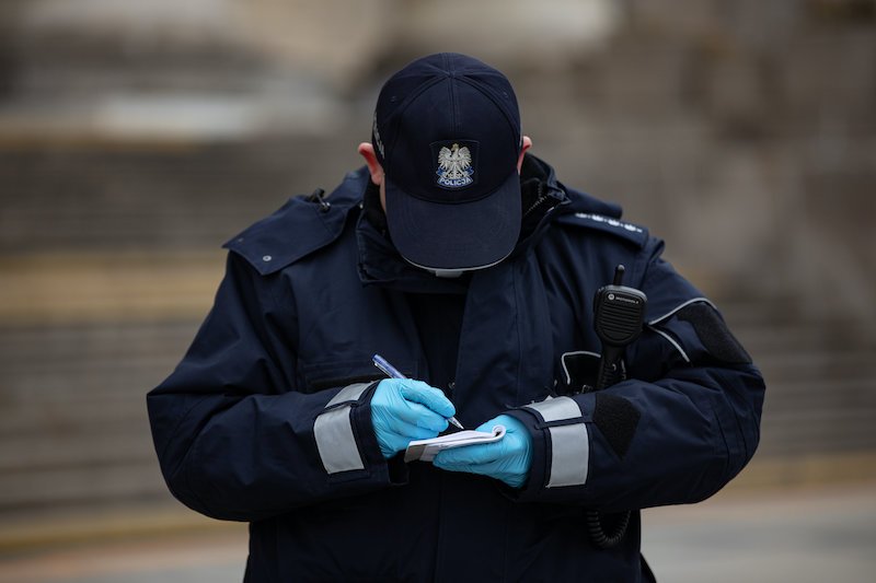 Policja kieruje wnioski do sanepidu o nałożenie kar administracyjnych na osoby, które łamią ograniczenia związane z epidemią koronawirusa.