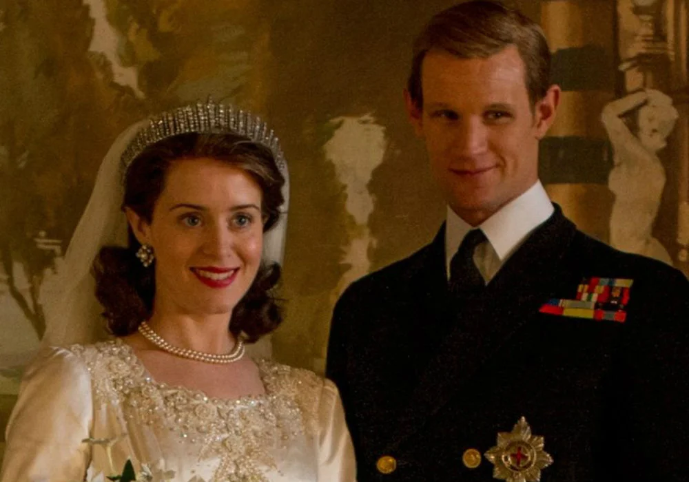 Matt Smith jako Książę Filip i Claire Foy jako Elżbieta II w serialu "The Crown".