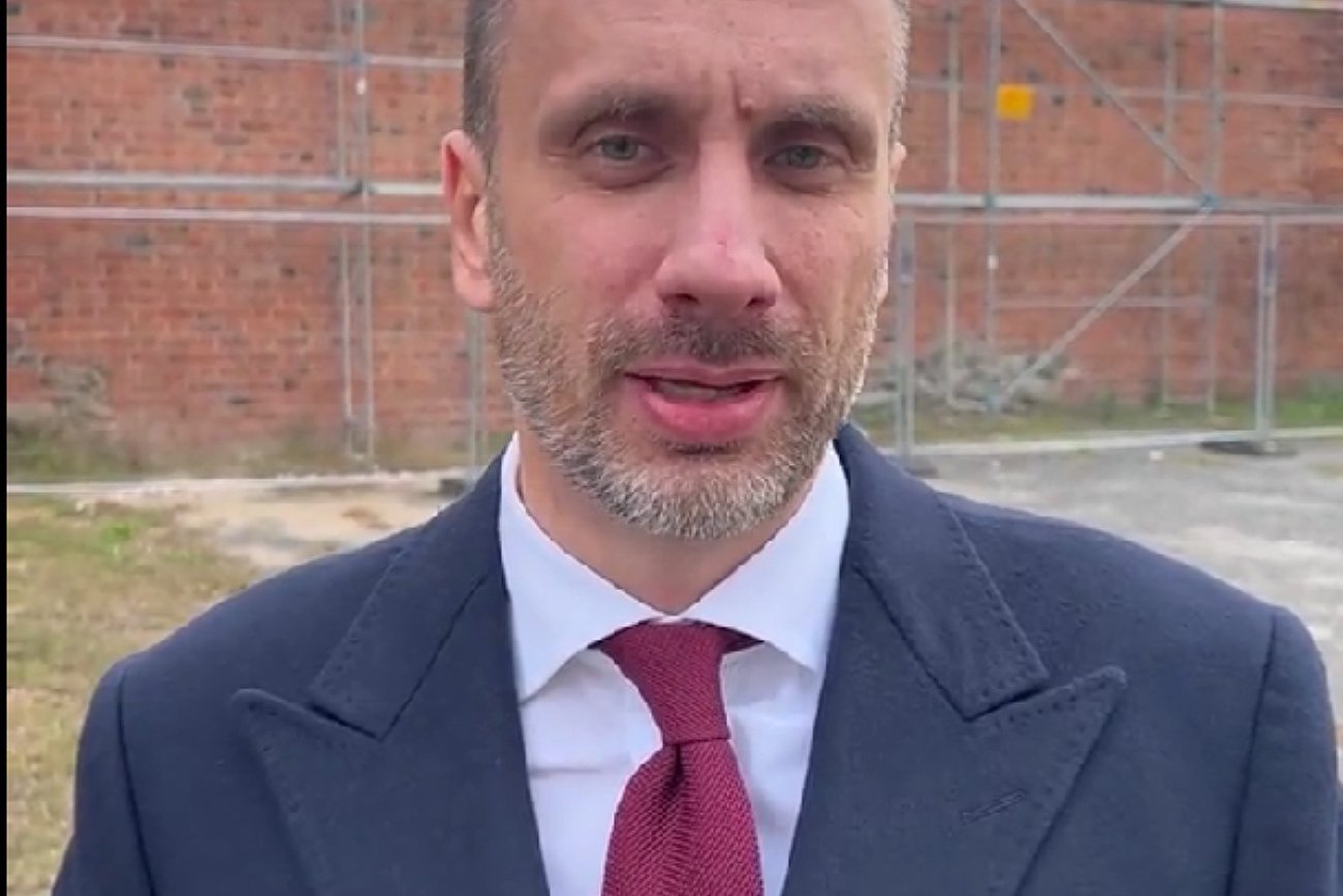 Janusz Kowalski chwali się renowacją muru. Polacy komentują