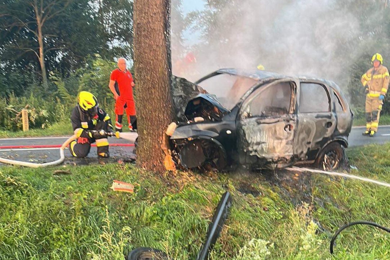 Tragedia koło Śremu, nie żyje młody kierowca, który uderzył w drzewo