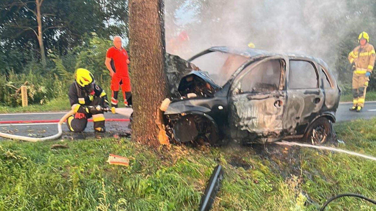 Tragedia koło Śremu, nie żyje młody kierowca, który uderzył w drzewo