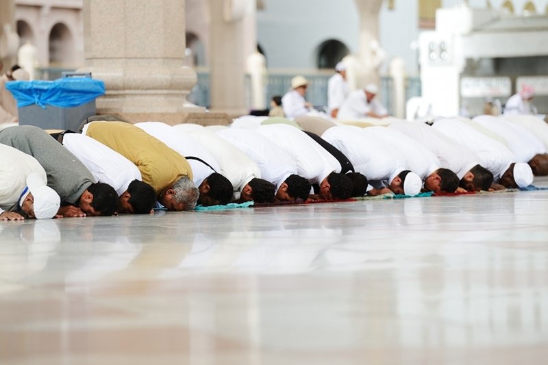 Przed sklepem pojawiły się znaki zakazujące parkowania [url=http://tinyurl.com/kte4e2l]wyznawcom Islamu, którzy udają się do pobliskiego meczetu.[/url]