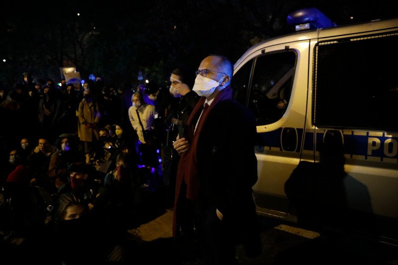 Poseł Michał Szczerba opowiedział nam o zajściu przed komendą policji na Wilczej w Warszawie.