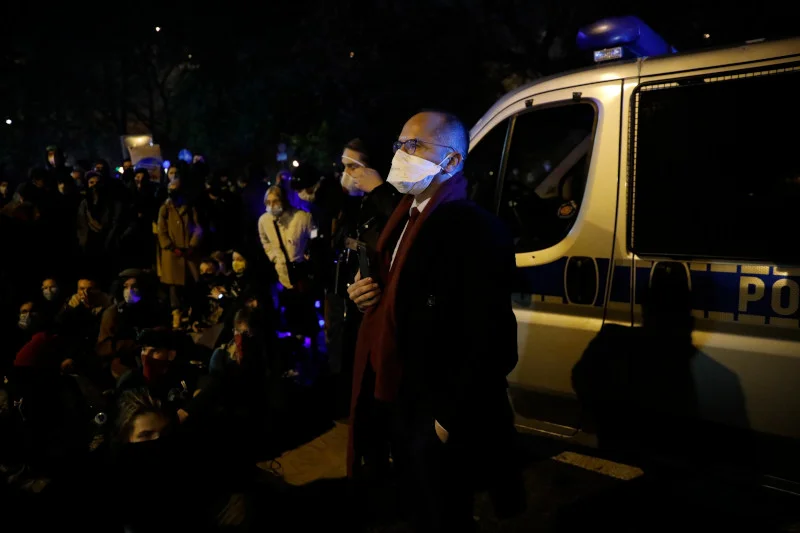 Poseł Michał Szczerba opowiedział nam o zajściu przed komendą policji na Wilczej w Warszawie. Poseł Michał Szczerba opowiedział nam o zajściu przed komendą policji na Wilczej w Warszawie.