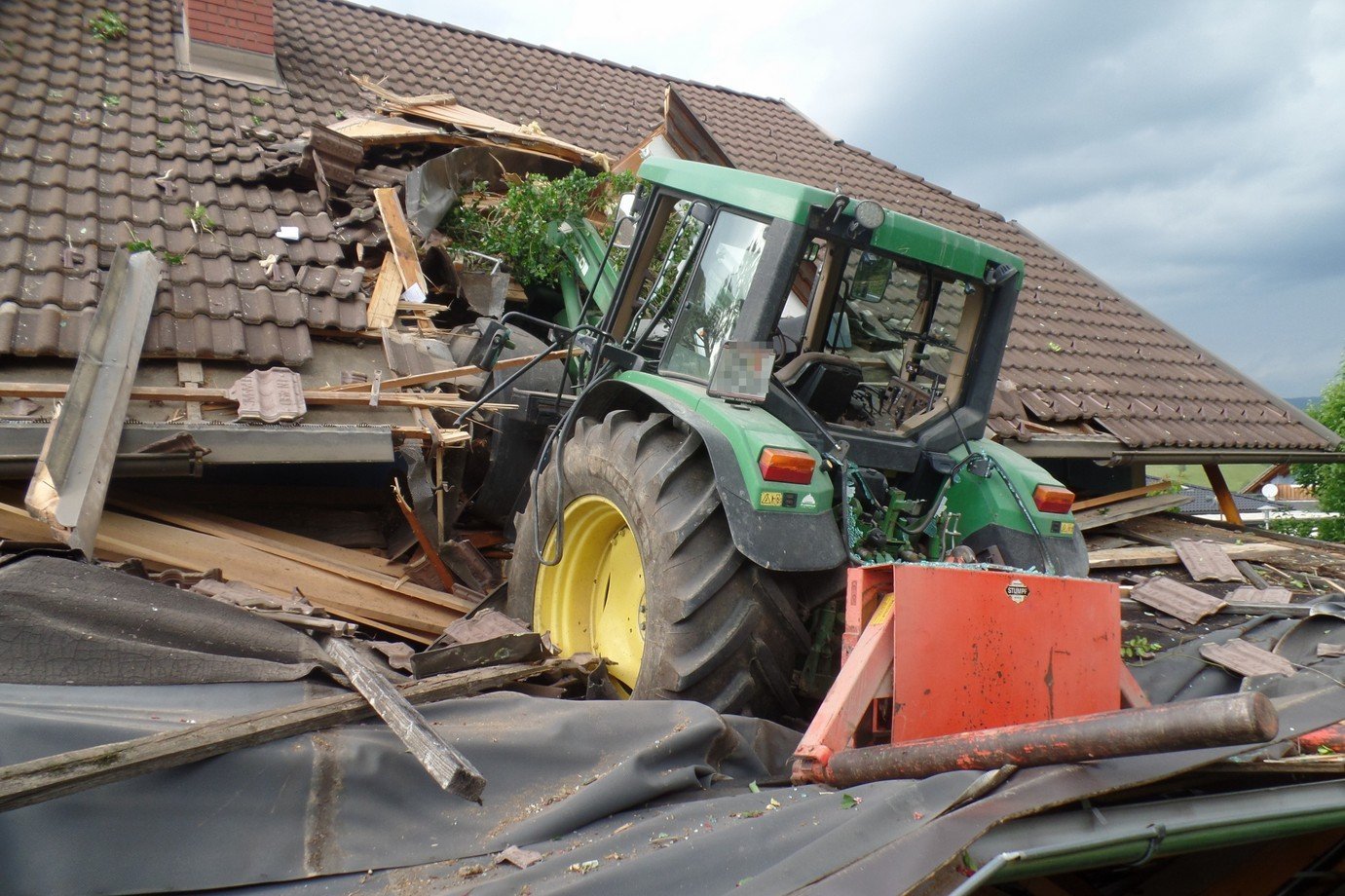 11-latka wjechała traktorem na dach