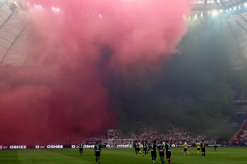 Podczas finału Pucharu Polski stadion był tak mocno zadymiony, że część kibiców musiała go opuścić.