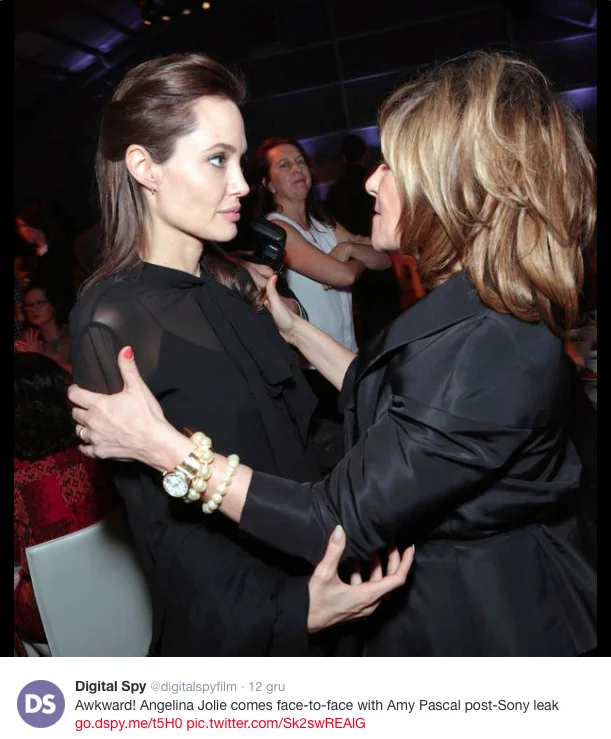 Angelina Jolie niezbyt zachwycona objęciami Amy Pascal z Sony Pictures, która niezbyt pochlebnie wypowiadała się o aktorce w swoich mailach.