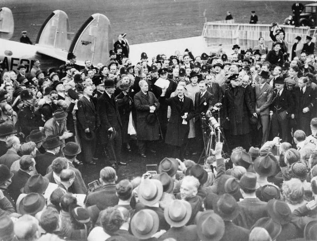 Neville Chamberlain na lotnisku Heston po powrocie z Monachium, 30 września 1938 roku.