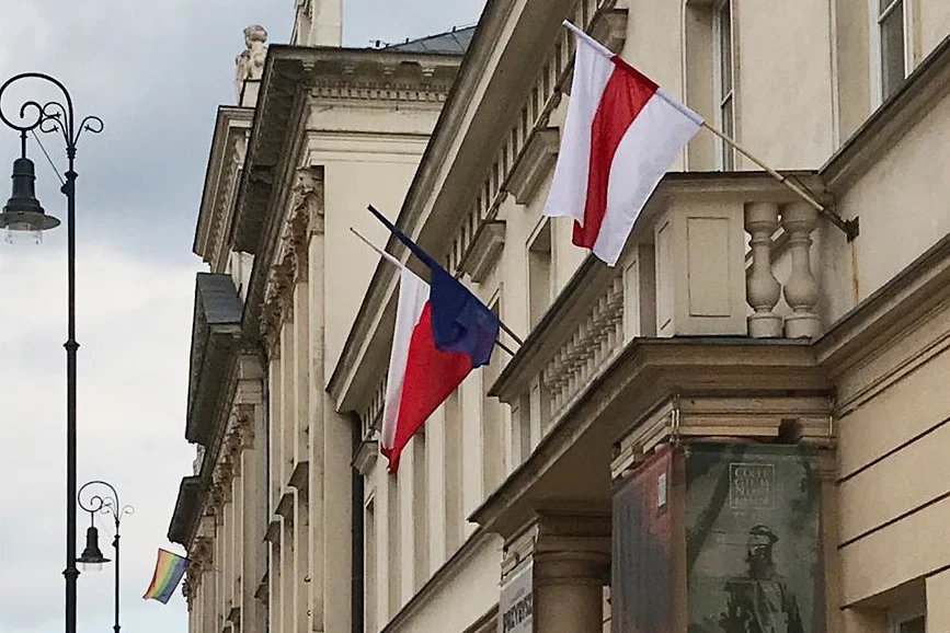 Przed Akademią Teatralną pojawiło się kilka flag