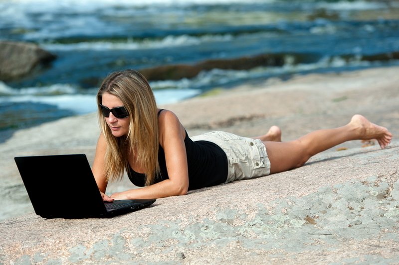 Szczupłe kobiety zarabiają więcej. Winny jest "efekt aureoli" i... same kobiety