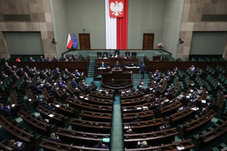 Przewaga wspólnych sił opozycji nad PiS-em minimalnie rośnie. Sondaż: PiS bez szans na większość w Sejmie.