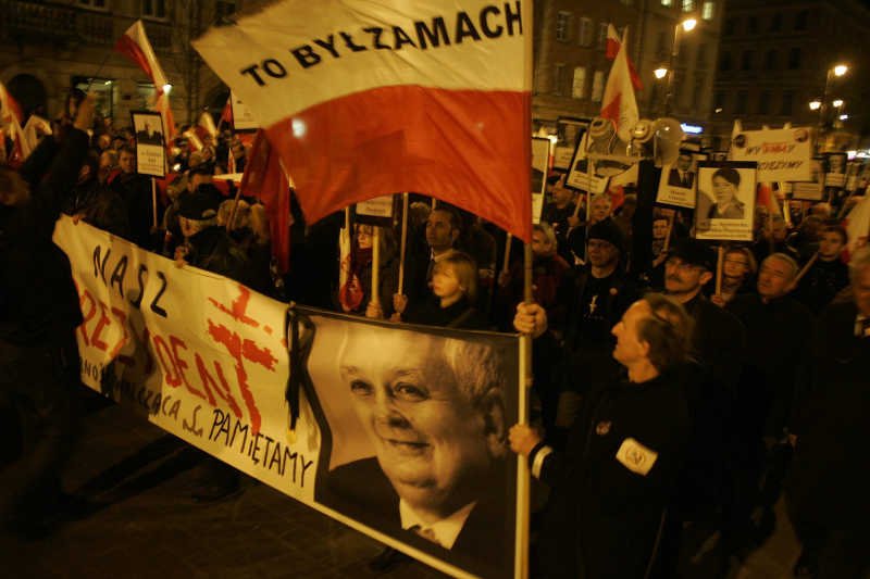 PiS wcale nie zyskuje w sondażach po rocznicach katastrofy smoleńskiej.