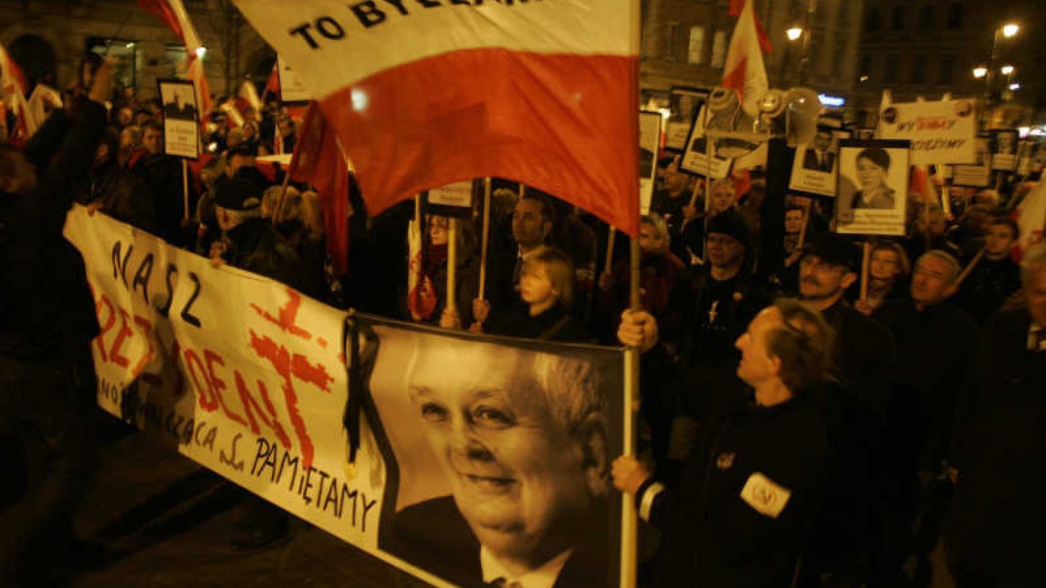 PiS wcale nie zyskuje w sondażach po rocznicach katastrofy smoleńskiej.