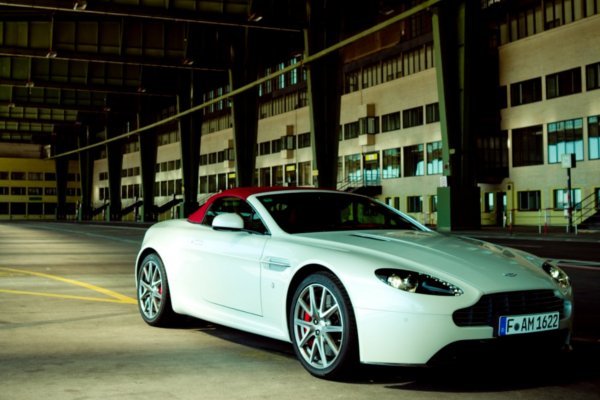 Lekkie podmuchy wiatru toczą kurz po podłodze hangaru. Burkliwy bieg jałowy to jedyny dźwięk w ciszy opuszczonego lotniska.Tak, Aston to właściwy środek transportu. W jego konstrukcji stosuje się lotniczą technikę klejenia kompozytów.