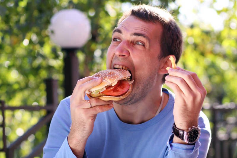 Japońscy naukowcy znaleźli najlepszy sposób na jedzenie [url=http://shutr.bz/1bh5Znn]burgera[/url].