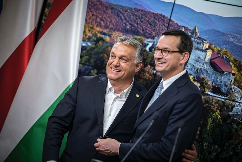 Premier Węgier Viktor Orbán i premier Polski Mateusz Morawiecki. W jakim stopniu unijny budżet to efekt ich walki, a w jakiej kompromisu wszystkich państw UE?