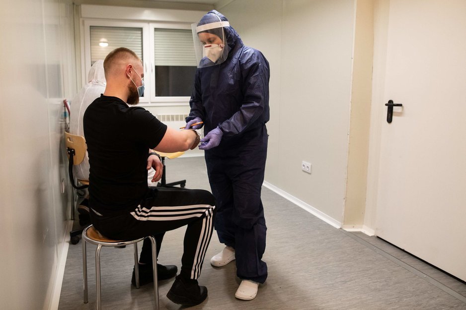 Szczepionka na koronawirusa będzie wcześniej, niż zapowiadano?