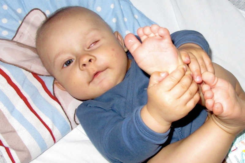 1,5-roczny Kuba Szczepański z Rzeszowa musi poddać się leczeniu w Anglii, by uratować oko. NFZ tego nie refunduje