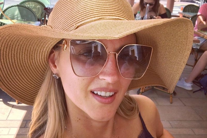 Dziennikarka wypoczywa we Francji.