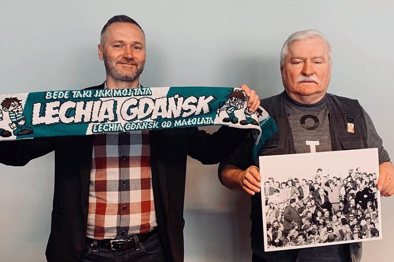 Jarosław i Lech Wałęsa celebrują zwycięstwo Lechii Gdańsk w finale Pucharu Polski.