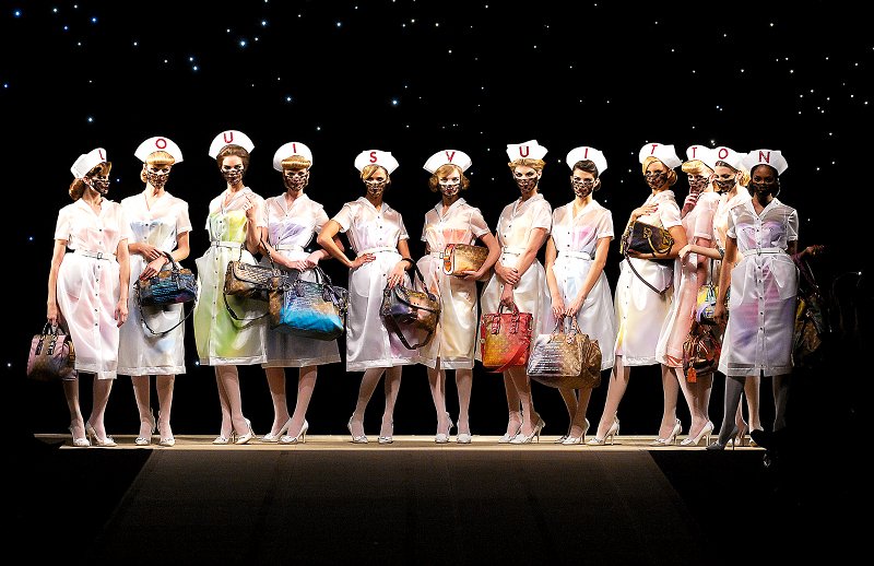 Modelki otwierają pokaz Louis Vuitton