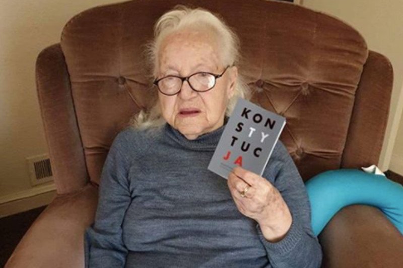 Anna Kusiak ma 93 lata i aktywnie działa na Instagramie, gdzie założyła profil Życie zaczyna się po 90.