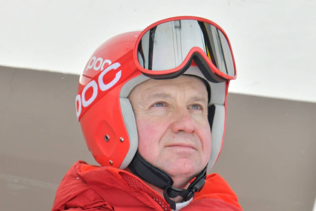 Andrzej Duda w kasku narciarskim