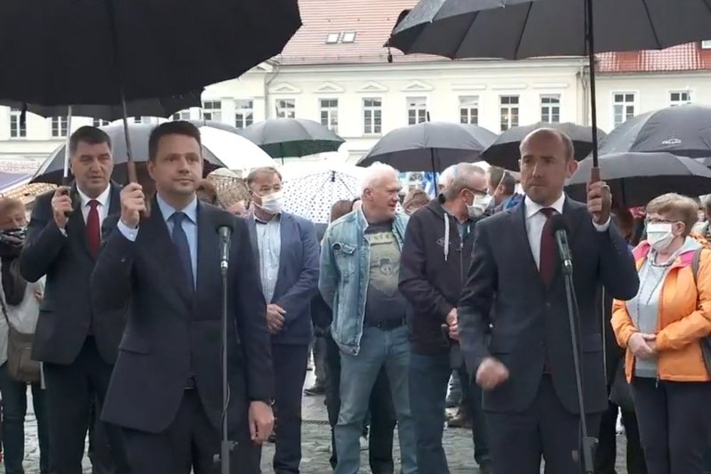 Rafał Trzaskowski i Borys Budka podczas konferencji prasowej w Oświęcimiu.