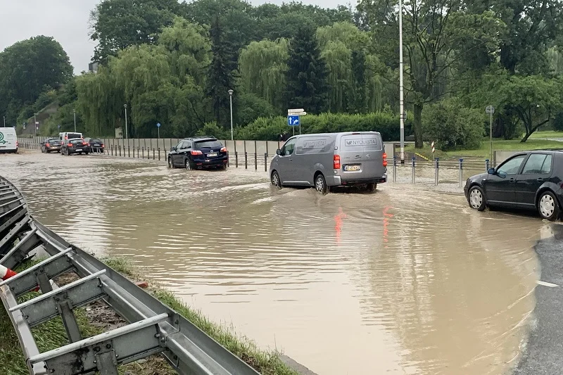 Hydrolog wyjaśnił teorie spiskowe po poniedziałkowej ulewie w stolicy.