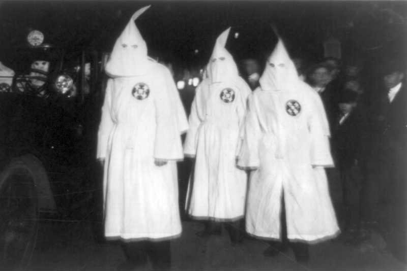 W Finlandii zaatakowano uchodźców. Jeden z demonstrantów miał kaptur nawiązujący do Ku Klux Klanu. Na zdjęciu demonstracja Ku Klux Klanu z 1922 r.