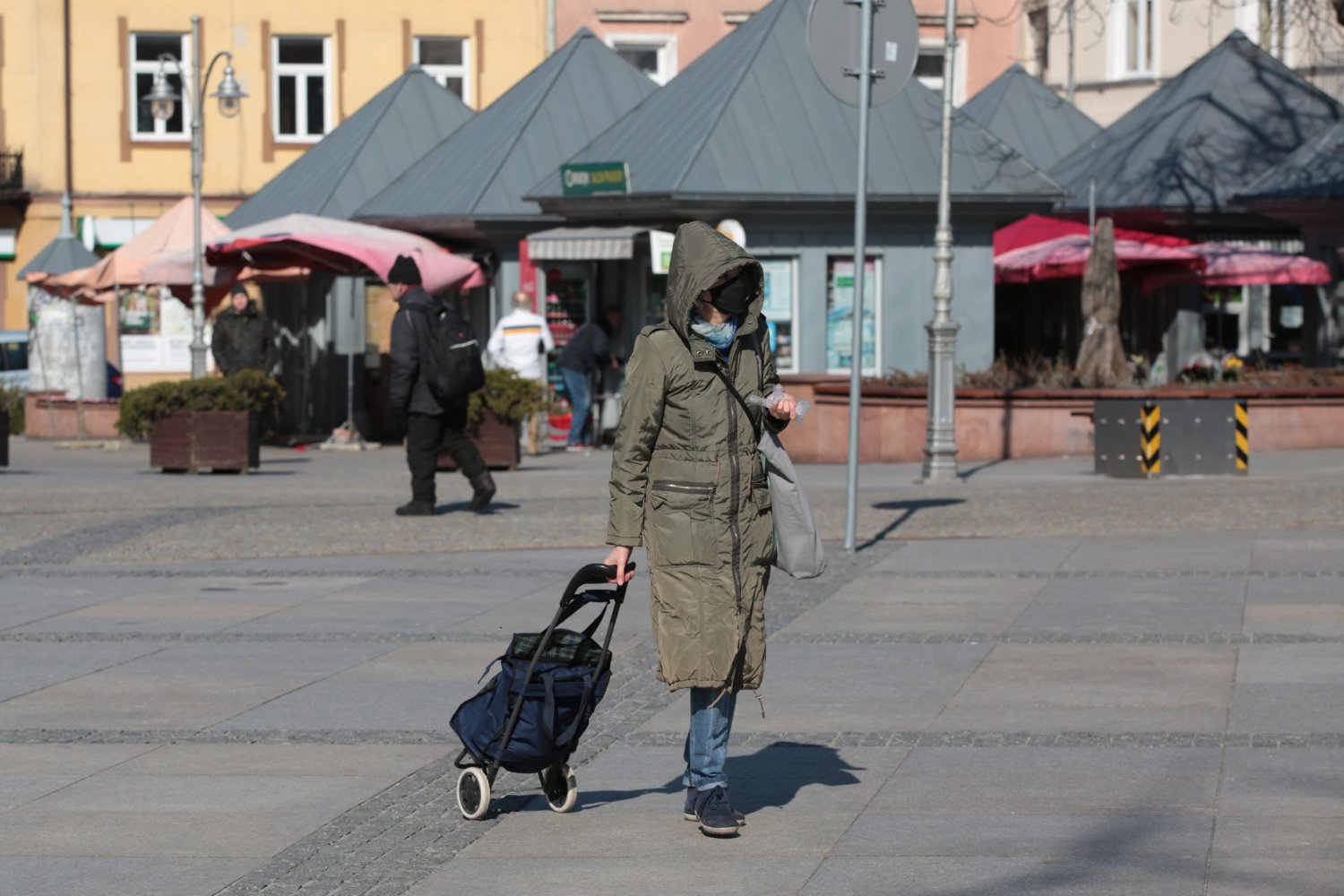 Z domu będzie można wychodzić tylko pojedynczo. Takie mają być nowe obostrzenia rządu w walce z epidemią koronawirusa. Rzad ogłosi nowe obostrzenia w walce z epidemią koronawirusa. Chodzi o pojedyncze wyjście z domu oraz ograniczenie liczby osób przebywających w sklepach.