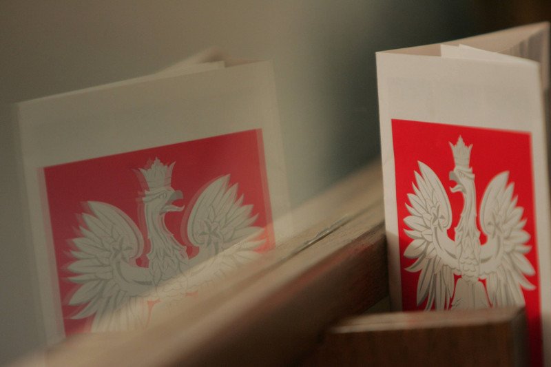 Orzeł biały w złotej koronie, w kształcie dziś nam znanym, ma okrągłe 25 lat.