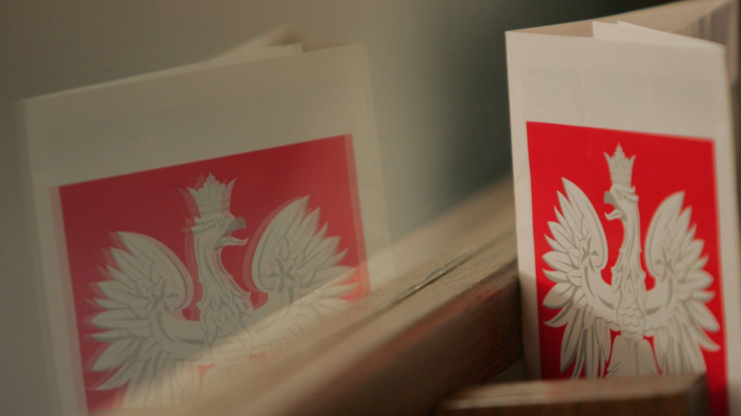 Orzeł biały w złotej koronie, w kształcie dziś nam znanym, ma okrągłe 25 lat.