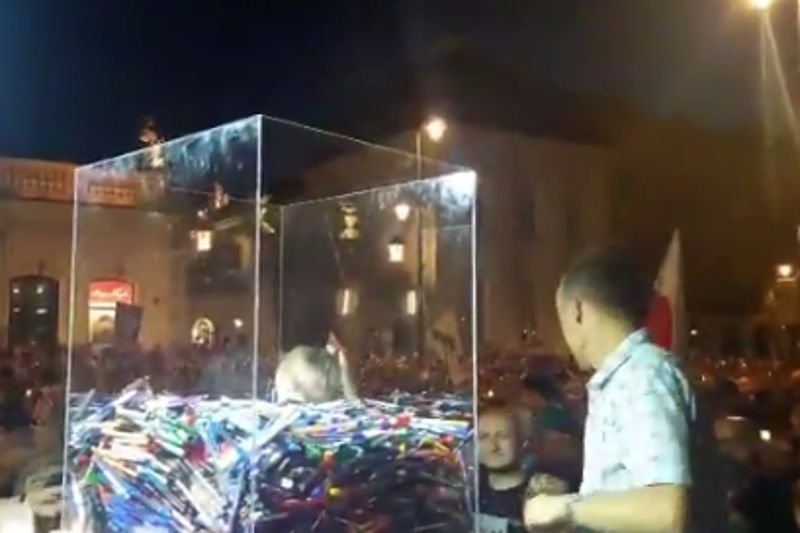 Protestujący przed pałacem prezydenckim zebrali dla Andrzeja Dudy prezenty.